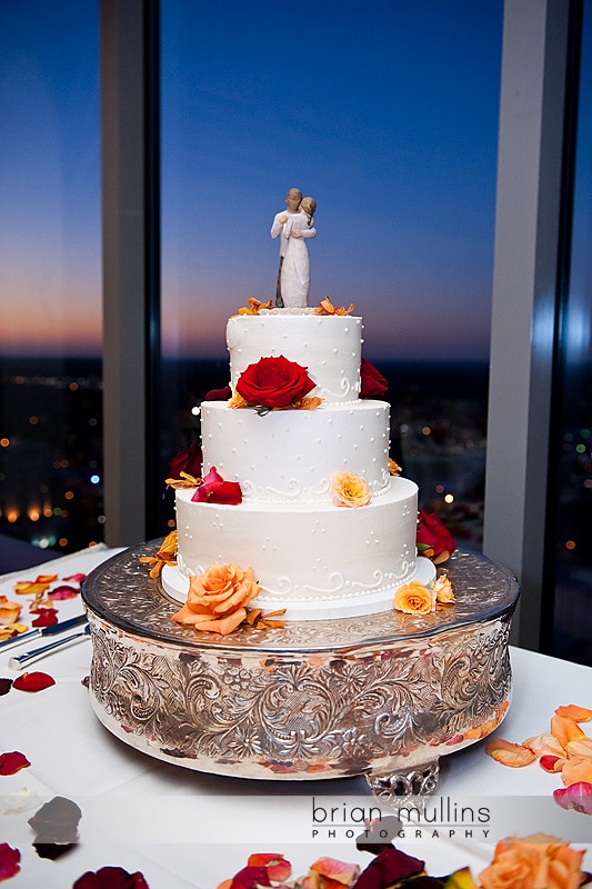 Gorgeous wedding cake with cityscape Gorgeous wedding cake with cityscape